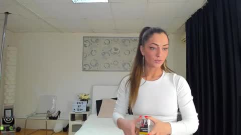 Snapshot of ivyfoxx_ chatting on 02/10/25, 06:24 IvyFox online show from 02/10/25, 06:24