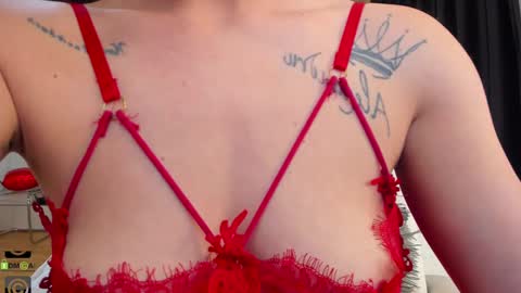 Snapshot of ivyfoxx_ chatting on 02/14/25, 11:42 IvyFox online show from 02/14/25, 11:42