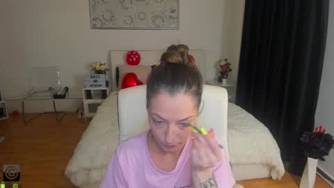 Snapshot of ivyfoxx_ chatting on 02/24/25, 04:58 IvyFox online show from 02/24/25, 04:58
