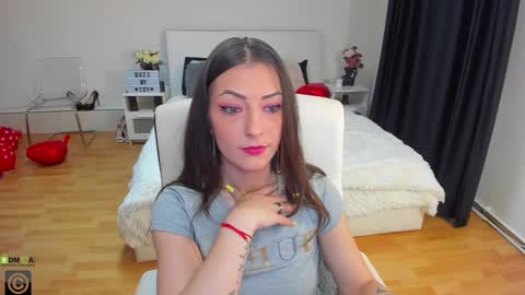 Snapshot of ivyfoxx_ chatting on 03/08/25, 11:48 IvyFox online show from 03/08/25, 11:48