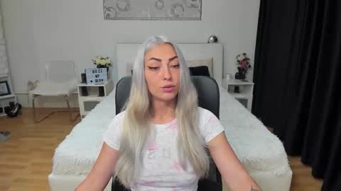 Snapshot of ivyfoxx_ chatting on 09/09/25, 12:15 IvyFox online show from 09/09/25, 12:15