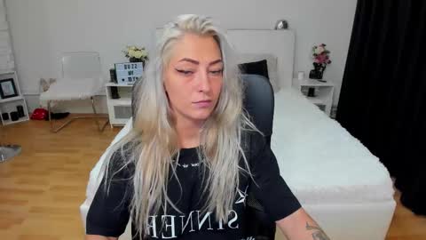 Snapshot of ivyfoxx_ chatting on 09/16/25, 11:11 IvyFox online show from 09/16/25, 11:11