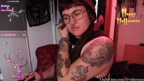 Snapshot of ivyshrumx chatting on 10/16/25, 10:33 Ivy ShrumX online show from 10/16/25, 10:33