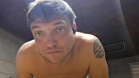 Snapshot of izealvaro chatting on 09/17/25, 03:19 izealvaro online show from 09/17/25, 03:19