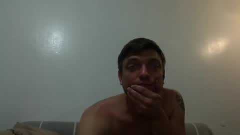 Snapshot of izealvaro chatting on 10/15/25, 08:03 izealvaro online show from 10/15/25, 08:03