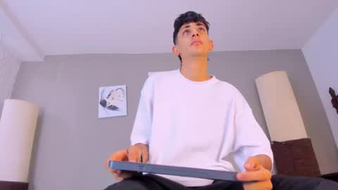 Snapshot of j_martony chatting on 09/23/25, 12:19 j_martony online show from 09/23/25, 12:19