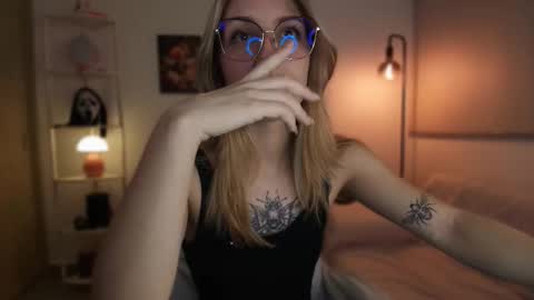 Linda Sofia help me get to 100 thumbs up online show from 11/17/25, 04:29