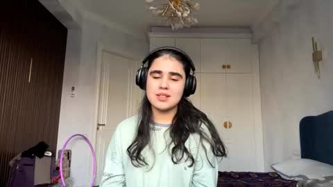 Isabella online show from 11/19/25, 06:24