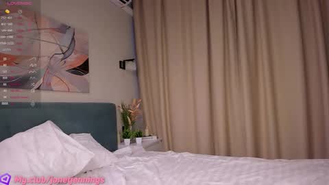 Day Alice Night Stella online show from 10/22/25, 06:24