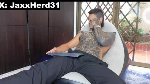 Snapshot of jaxxxonherd chatting on 02/05/25, 01:33 Michael online show from 02/05/25, 01:33