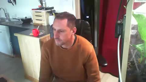 Snapshot of jef74700 chatting on 12/30/24, 09:27 Jrme online show from 12/30/24, 09:27