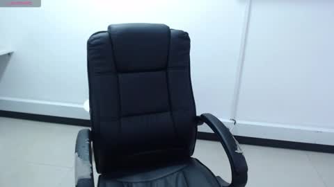 jenn online show from 10/22/25, 04:07