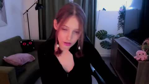 Snapshot of jenniferkiim chatting on 10/15/25, 12:05 jenniferkiim online show from 10/15/25, 12:05