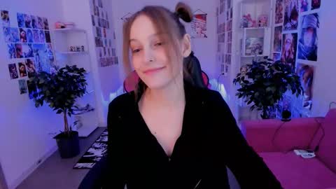 jenniferkiim online show from 10/22/25, 08:14