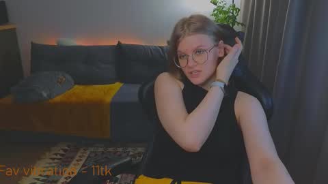 Snapshot of jess0e9 chatting on 10/02/25, 04:03 JessieVibes online show from 10/02/25, 04:03