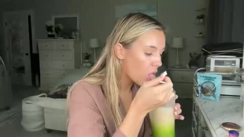 Snapshot of jessicaparkerrr chatting on 11/12/25, 07:46 Jessica Parker online show from 11/12/25, 07:46