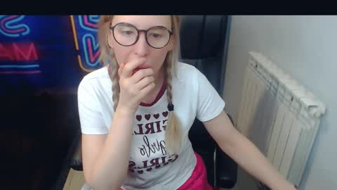 Snapshot of jessikaalba chatting on 12/30/24, 02:42 Victoria online show from 12/30/24, 02:42