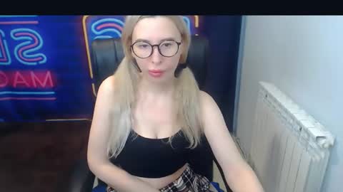 Snapshot of jessikaalba chatting on 01/06/25, 07:56 Victoria online show from 01/06/25, 07:56