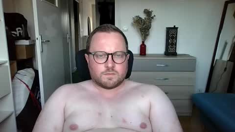 Snapshot of jeuneloup92 chatting on 09/08/25, 05:56 jeuneloup92 online show from 09/08/25, 05:56