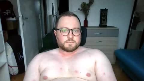 Snapshot of jeuneloup92 chatting on 10/28/25, 04:42 jeuneloup92 online show from 10/28/25, 04:42