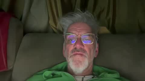 Snapshot of jewlronny chatting on 12/18/24, 10:02 jewlronny online show from 12/18/24, 10:02