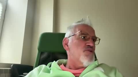 Snapshot of jewlronny chatting on 09/29/25, 12:32 jewlronny online show from 09/29/25, 12:32