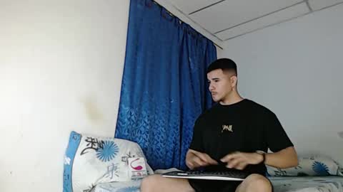 Snapshot of jeycob_happy97 chatting on 02/13/25, 11:26 Juan David online show from 02/13/25, 11:26