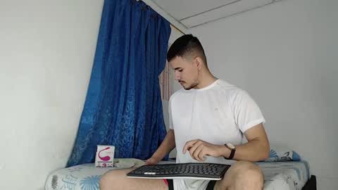 Snapshot of jeycob_happy97 chatting on 09/28/25, 11:37 Juan David online show from 09/28/25, 11:37