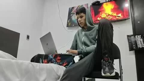 Snapshot of jhongrey2 chatting on 02/13/25, 02:45 jhon online show from 02/13/25, 02:45