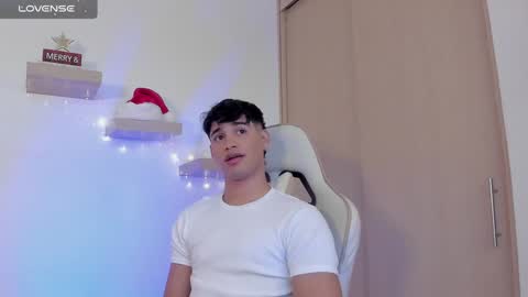 Snapshot of jimmy_leeh_ chatting on 12/24/24, 10:49 Jimmy Leeh online show from 12/24/24, 10:49