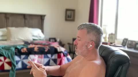 Snapshot of jimmyaaron chatting on 02/01/25, 05:26 Dad of Three online show from 02/01/25, 05:26