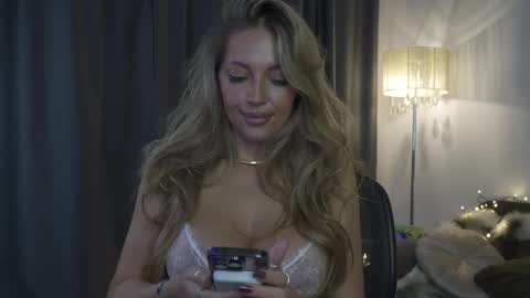 Snapshot of joannee chatting on 11/16/25, 06:08 Joanne online show from 11/16/25, 06:08