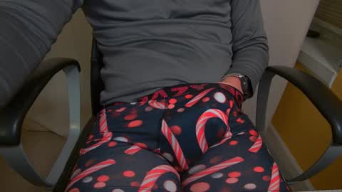Snapshot of joneszy145 chatting on 12/12/24, 03:43 WhteGuy online show from 12/12/24, 03:43