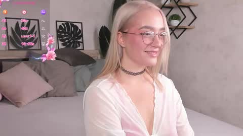 Snapshot of joyfuljasmine chatting on 09/27/25, 08:41 Vickie online show from 09/27/25, 08:41