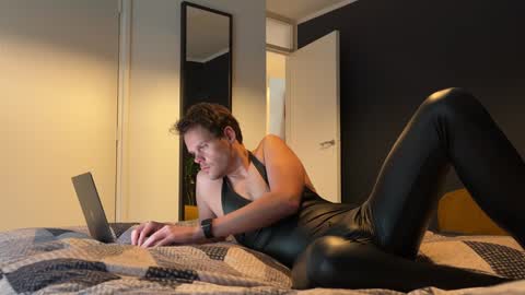 Snapshot of jrnb87 chatting on 12/28/24, 10:47 JoyBoy online show from 12/28/24, 10:47