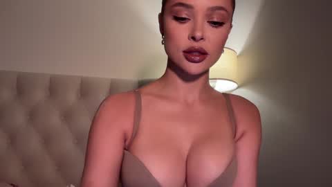 Jennie and Sophia online show from 01/26/25, 06:16