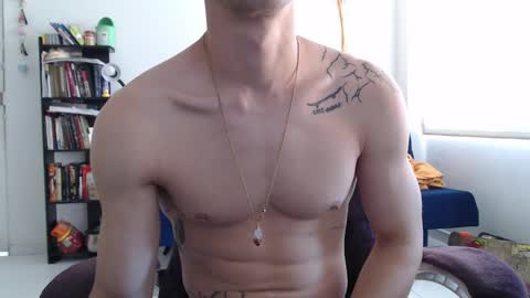 Snapshot of juanisimo_ chatting on 01/22/25, 01:42 JUANISIMO online show from 01/22/25, 01:42