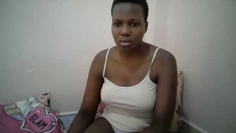 Snapshot of juicy_bella2 chatting on 09/18/25, 12:18 juicy_bella2 online show from 09/18/25, 12:18