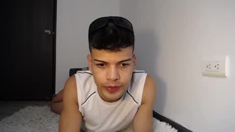 Snapshot of juicy_boy22 chatting on 12/29/24, 07:22 Miguel online show from 12/29/24, 07:22