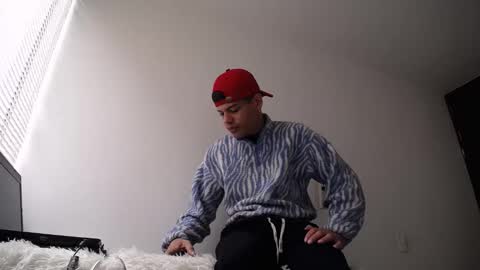 Snapshot of juicy_boy22 chatting on 01/05/25, 04:16 Miguel online show from 01/05/25, 04:16