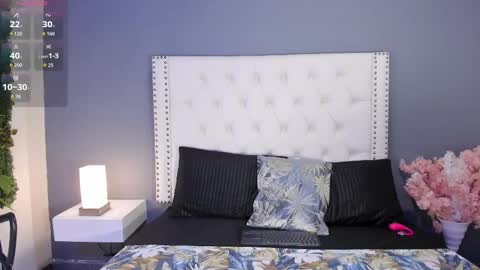 J U L IA   M A R T I N E Z online show from 11/22/25, 11:42