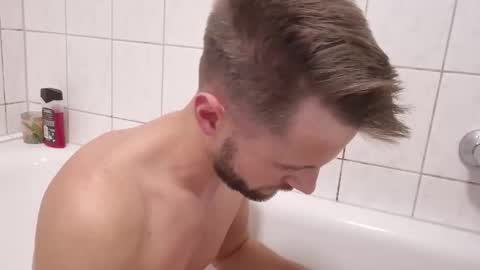 julia_official online show from 10/18/25, 09:04