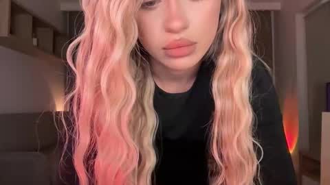 Julia R Le online show from 10/15/25, 09:04