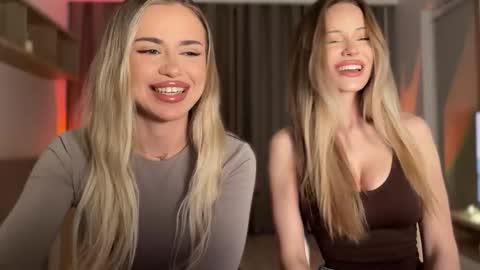 Julia R Le online show from 11/04/25, 10:42