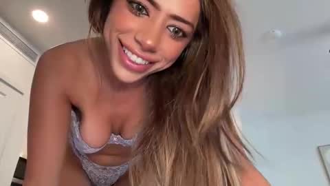 Julia Brooks online show from 11/18/25, 08:57