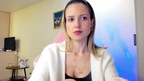 Julie online show from 10/19/25, 04:51