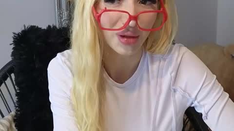 Snapshot of juliejuliette chatting on 10/14/25, 12:50 Julia online show from 10/14/25, 12:50