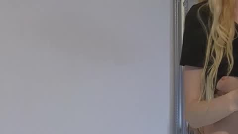 Snapshot of juliejuliette chatting on 10/28/25, 01:31 Julia online show from 10/28/25, 01:31