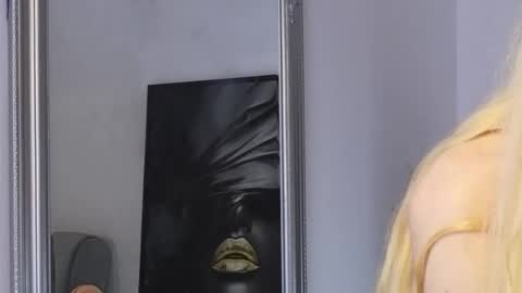 Snapshot of juliejuliette chatting on 11/08/25, 01:17 Julia online show from 11/08/25, 01:17