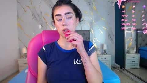 Snapshot of julieta_de_los_angeles chatting on 02/18/25, 06:59 Julieta online show from 02/18/25, 06:59